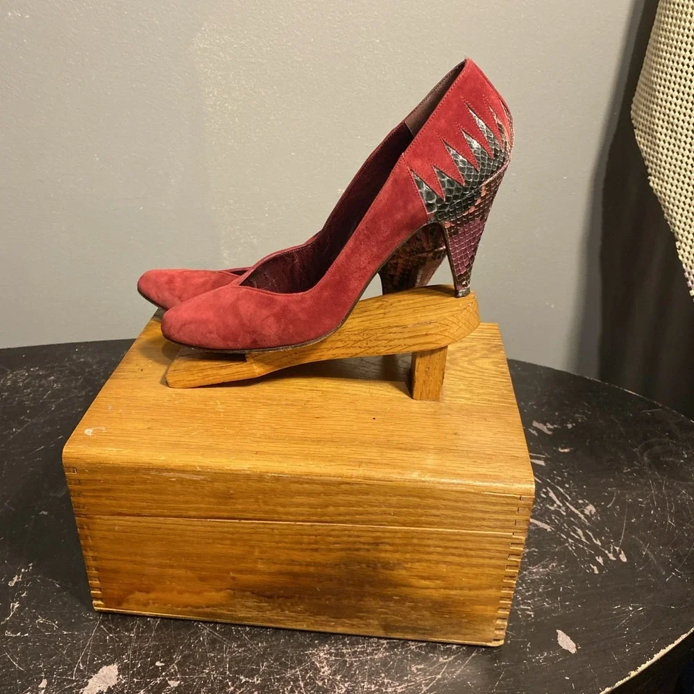 STUART WEITZMAN RED SNAKE‎ SKIN PATTERN SUEDE HIGH HEEL SHOES SIZE 8M
